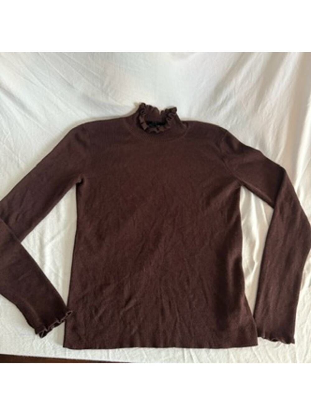 new WHOWHATWEAR ruffle lettuce turtleneck size medium